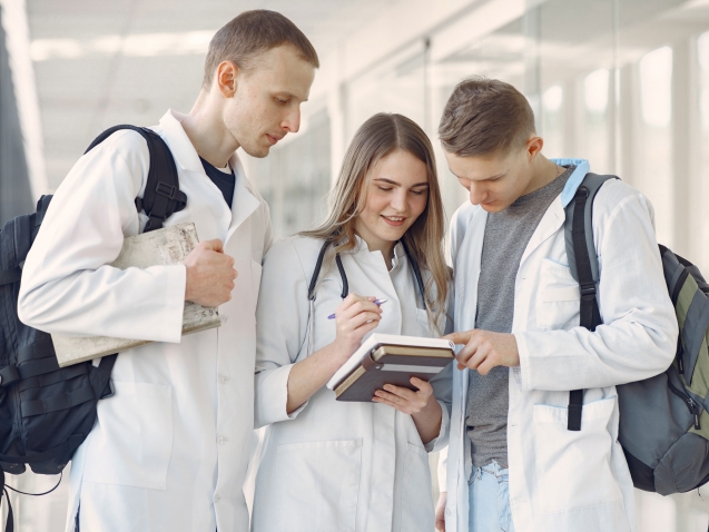 medical-students-are-hallway-talking